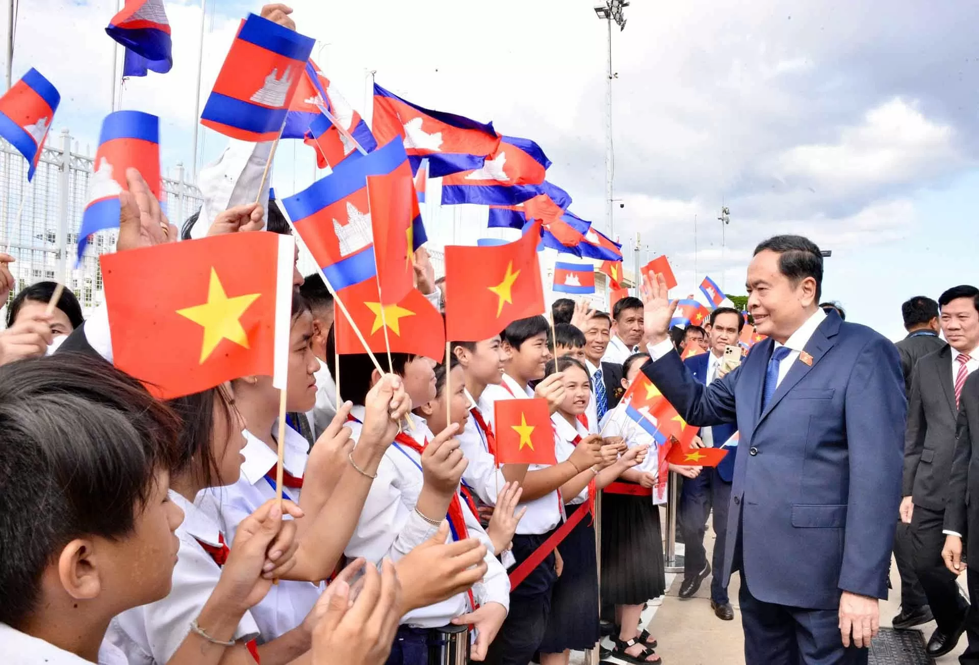 Lễ đón Chủ tịch Quốc hội Trần Thanh Mẫn tại sân bay quốc tế Pochentong, thủ đô Phnom Penh. (Nguồn: quochoi.vn)