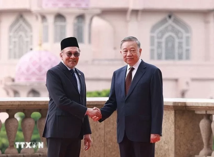 General Secretary To Lam holds talks with Malaysian Prime Minister Anwar Ibrahim