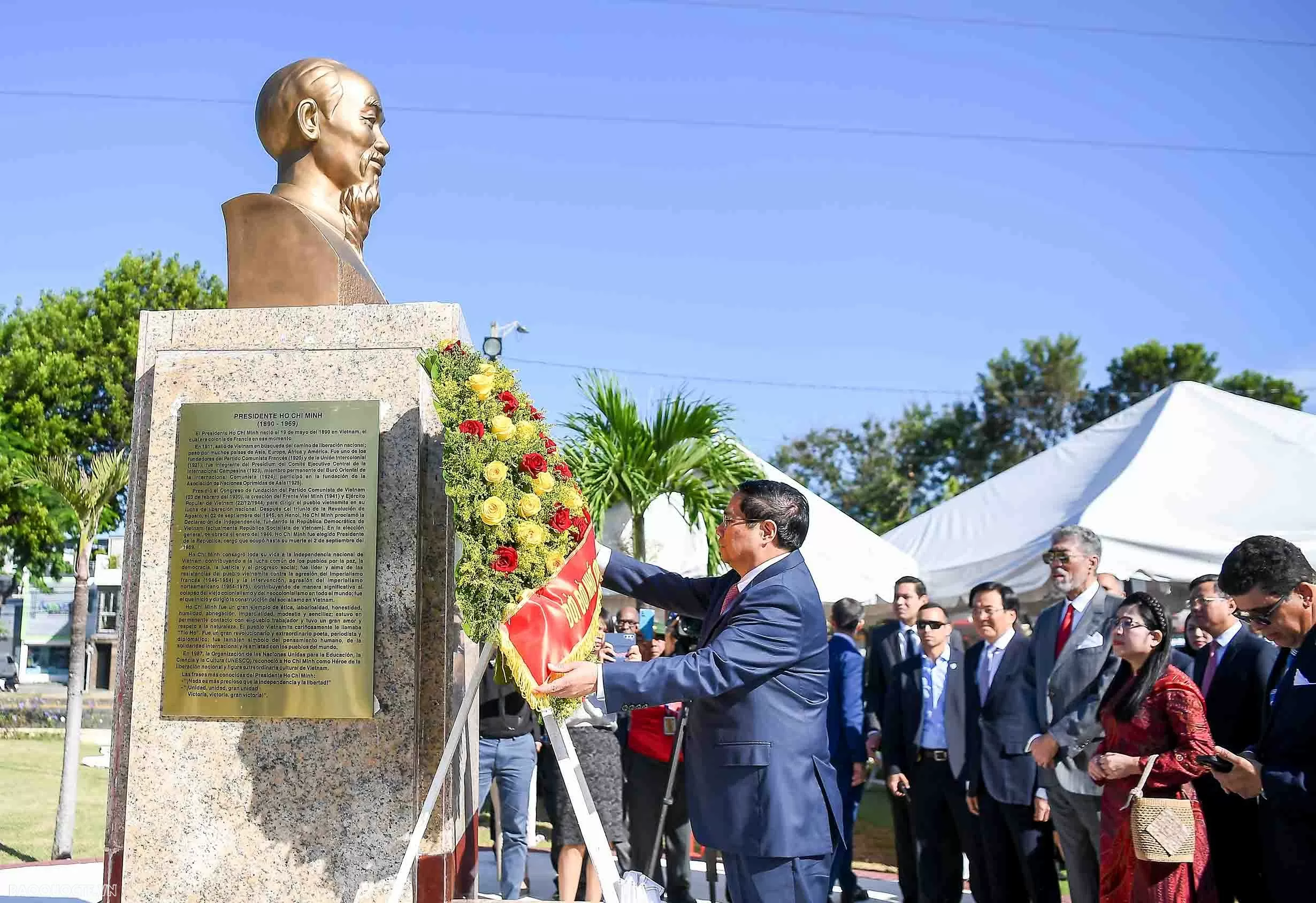 Tượng đài Chủ tịch Hồ Chí Minh tại Thủ đô Santo Domingo khánh thành vào tháng 2/2013, được đặt bên cạnh những vĩ nhân nổi tiếng khác của nhân loại, như lãnh tụ, Tổng thống Nam Phi Nelson Mandela, Anh hùng dân tộc Cuba José Martí… (Ảnh: Nguyễn Hồng)