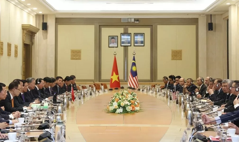 General Secretary To Lam holds talks with Malaysian Prime Minister Anwar Ibrahim