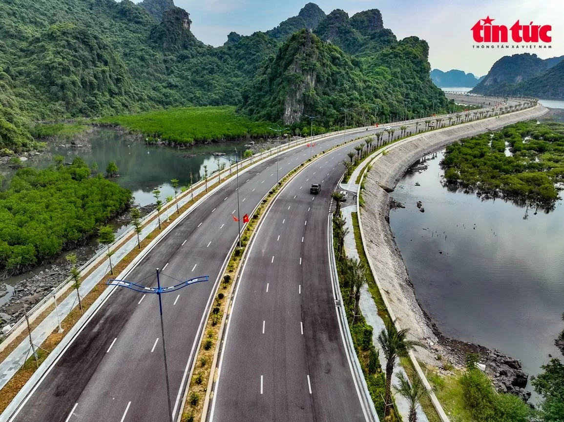 Mê mẩn khung cảnh của cung đường ven biển đẹp nhất Việt Nam Mê mẩn khung cảnh của cung đường ven biển đẹp nhất Việt Nam