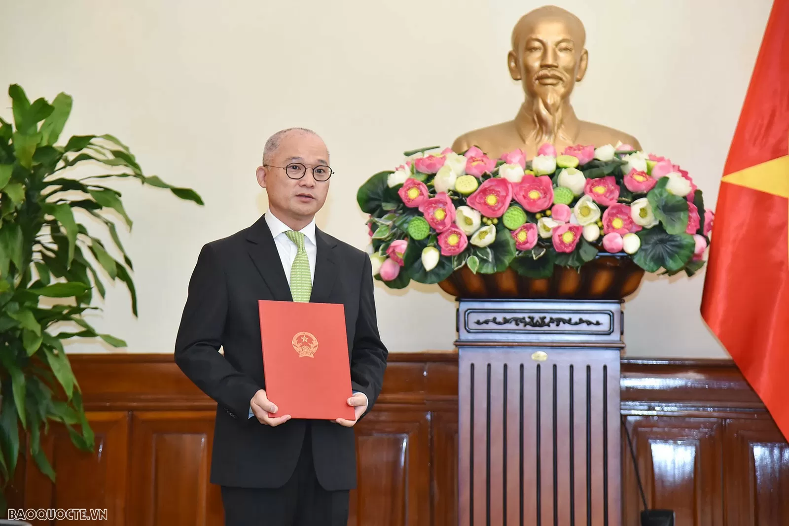 Thay mặt cho các cán bộ vừa nhận quyết định, ông Trình Minh Mạnh bày tỏ vinh dự khi được tập thể Lãnh đạo Bộ tin tưởng phân công nhiệm vụ mới; đồng thời khẳng định sẽ nỗ lực hết sức mình để hoàn thành tốt công việc được giao, xứng đáng với sự tin cậy của tập thể Lãnh đạo Bộ.