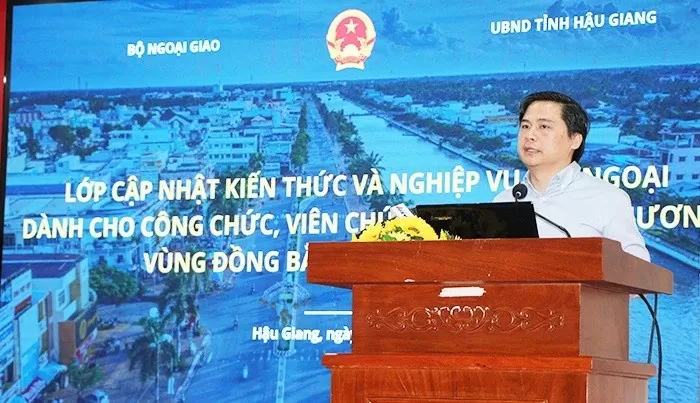 Ông Nguyễn Đồng Trung, Phó Cục trưởng Cục Ngoại vụ (Bộ Ngoại giao) phát biểu khai mạc lớp tập huấn về ‘Cập nhật kiến thức và nghiệp vụ đối ngoại dành cho công chức, viên chức ngoại vụ địa phương vùng Đồng bằng sông Cửu Long’.