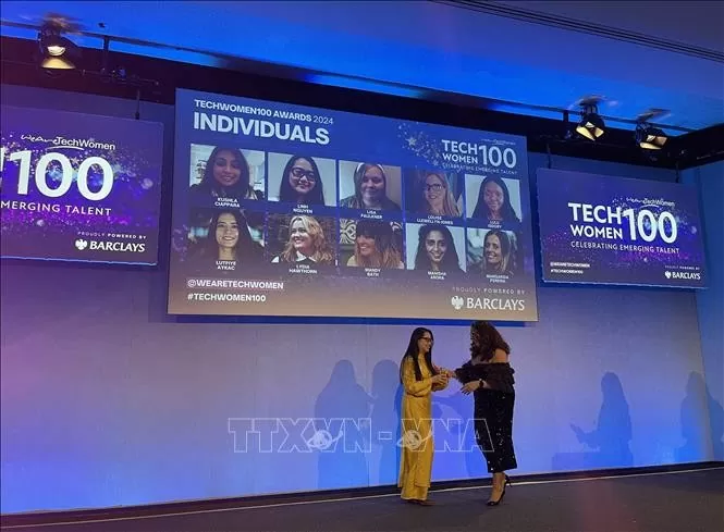 TS Nguyễn Thụy Bá Linh (trái) cùng TS Vanessa Vallely, Trưởng ban tổ chức giải TechWomen 100 2024, trong đêm trao giải ở London. Ảnh: Minh Hợp - PV TTXVN tại Anh