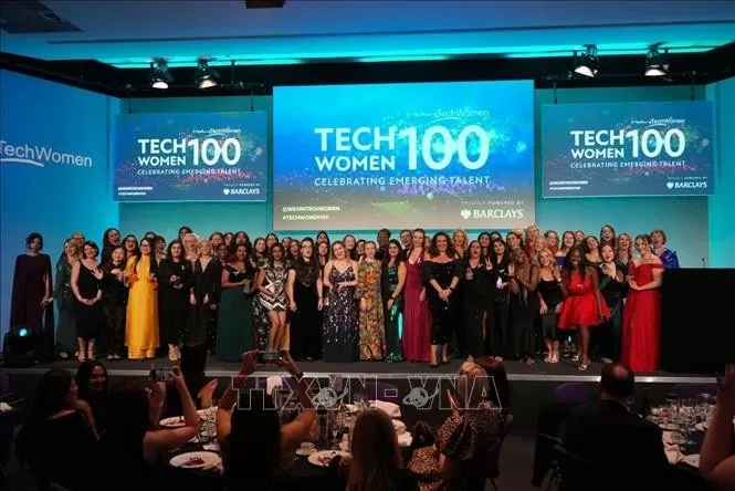 TS Nguyễn Thụy Bá Linh (áo dài vàng) cùng những người thắng giải TechWomen 100 2024. Ảnh: TTXVN phát