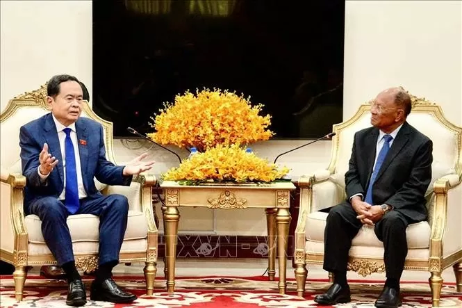 National Assembly Chairman Tran Thanh Man meets with former Cambodian NA President Samdech Heng Samrin