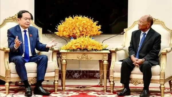 National Assembly Chairman Tran Thanh Man meets with former Cambodian NA President Samdech Heng Samrin