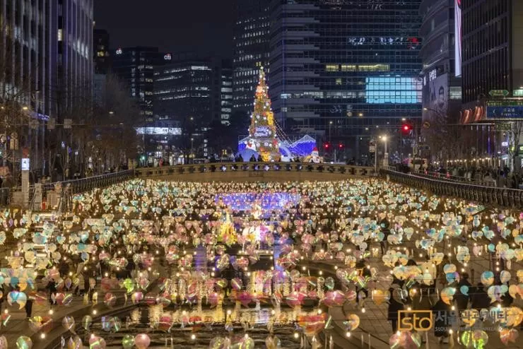 A giant Christmas tree and lighting decor are seen at Cheonggye Stream in central Seoul in this provided undated photo. Courtesy of Seoul Metropolitan Government