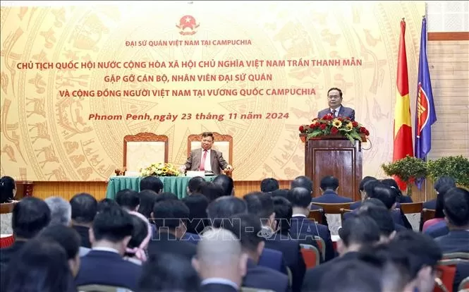 National Assembly Chairman Tran Thanh Man meets with Vietnamese community in Cambodia