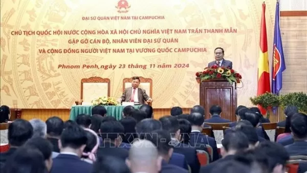 National Assembly Chairman Tran Thanh Man meets with Vietnamese community in Cambodia