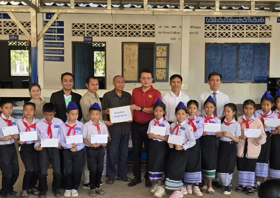 Đại diện tập đoàn ITL và ITL Lào trao học bổng cho các em học sinh. Đại diện tập đoàn ITL và ITL Lào trao học bổng cho các em học sinh.