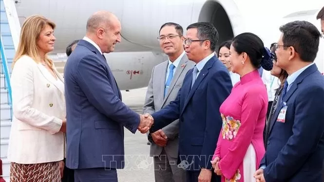 Bulgarian President arrives in Hanoi to begin official visit
