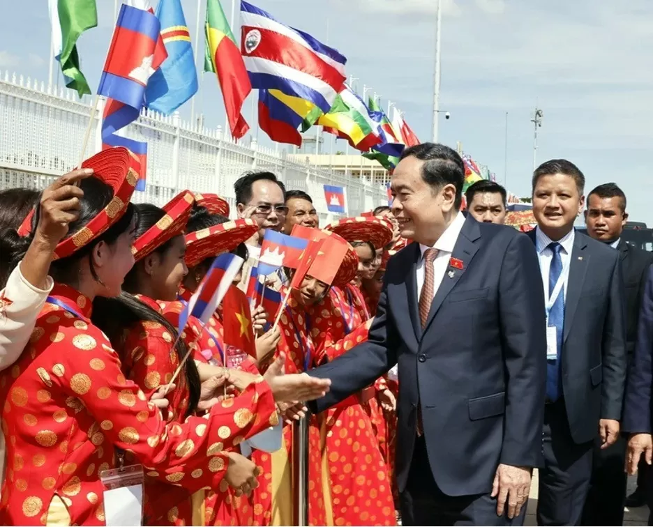 The farewell ceremony for NA Chairman Tran Thanh Man at Pochentong International Airport, Phnom Penh, Cambodia. (Photo: VNA)