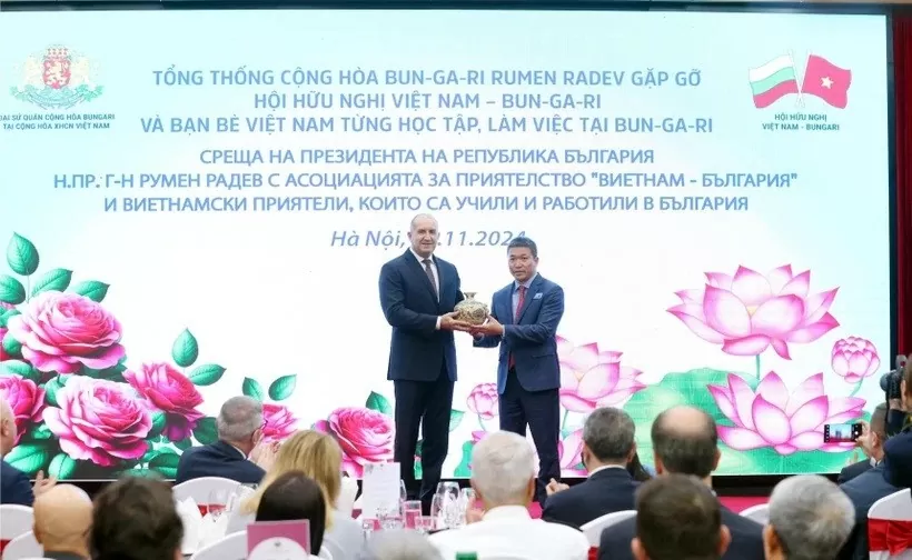 Bulgarian President Rumen Radev meets with Vietnamese friends in Hanoi