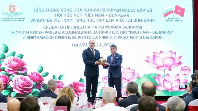 Bulgarian President Rumen Radev meets with Vietnamese friends in Hanoi