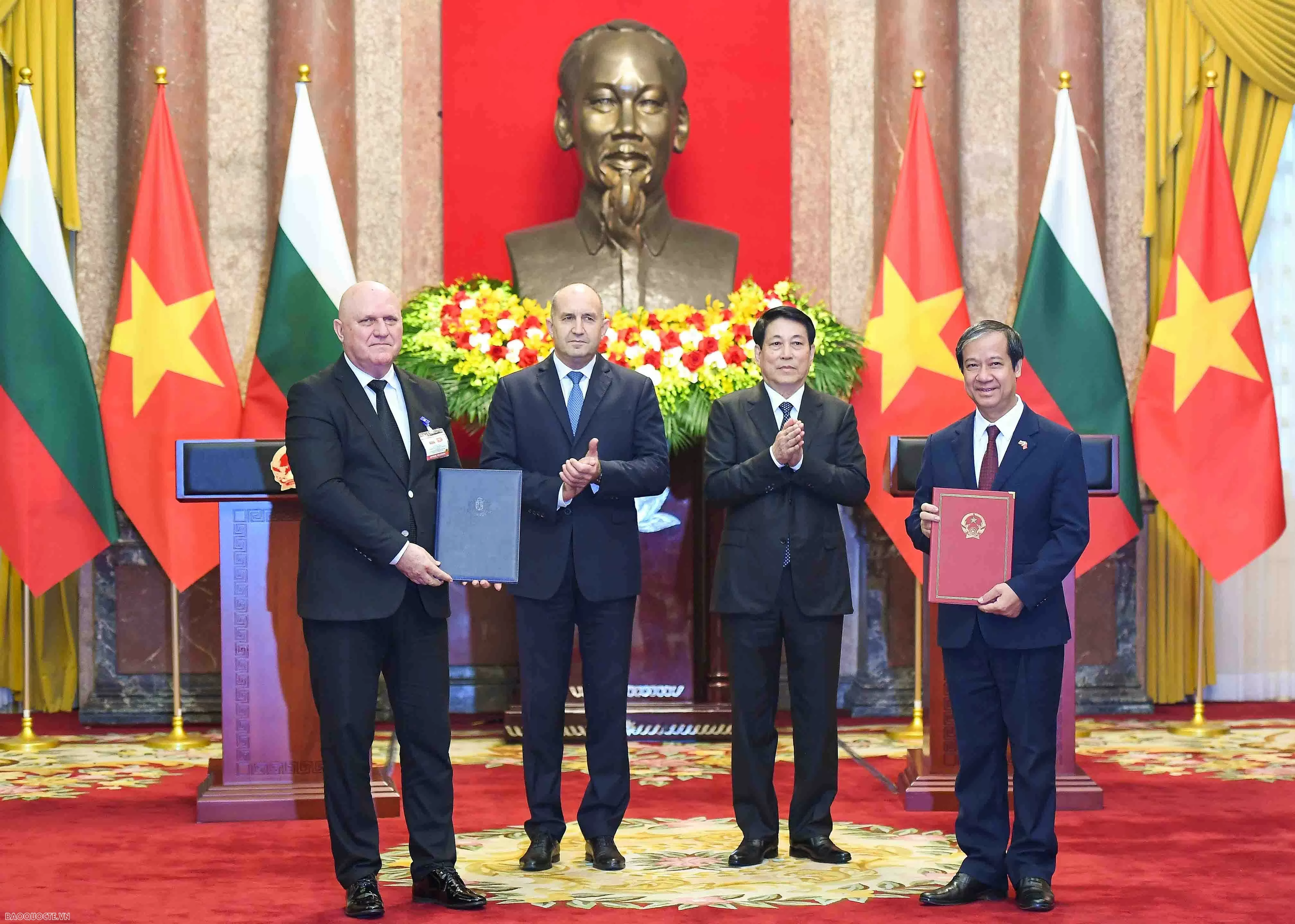 Vietnam, Bulgaria Presidents hold press conference announcing measures to enhance cooperation