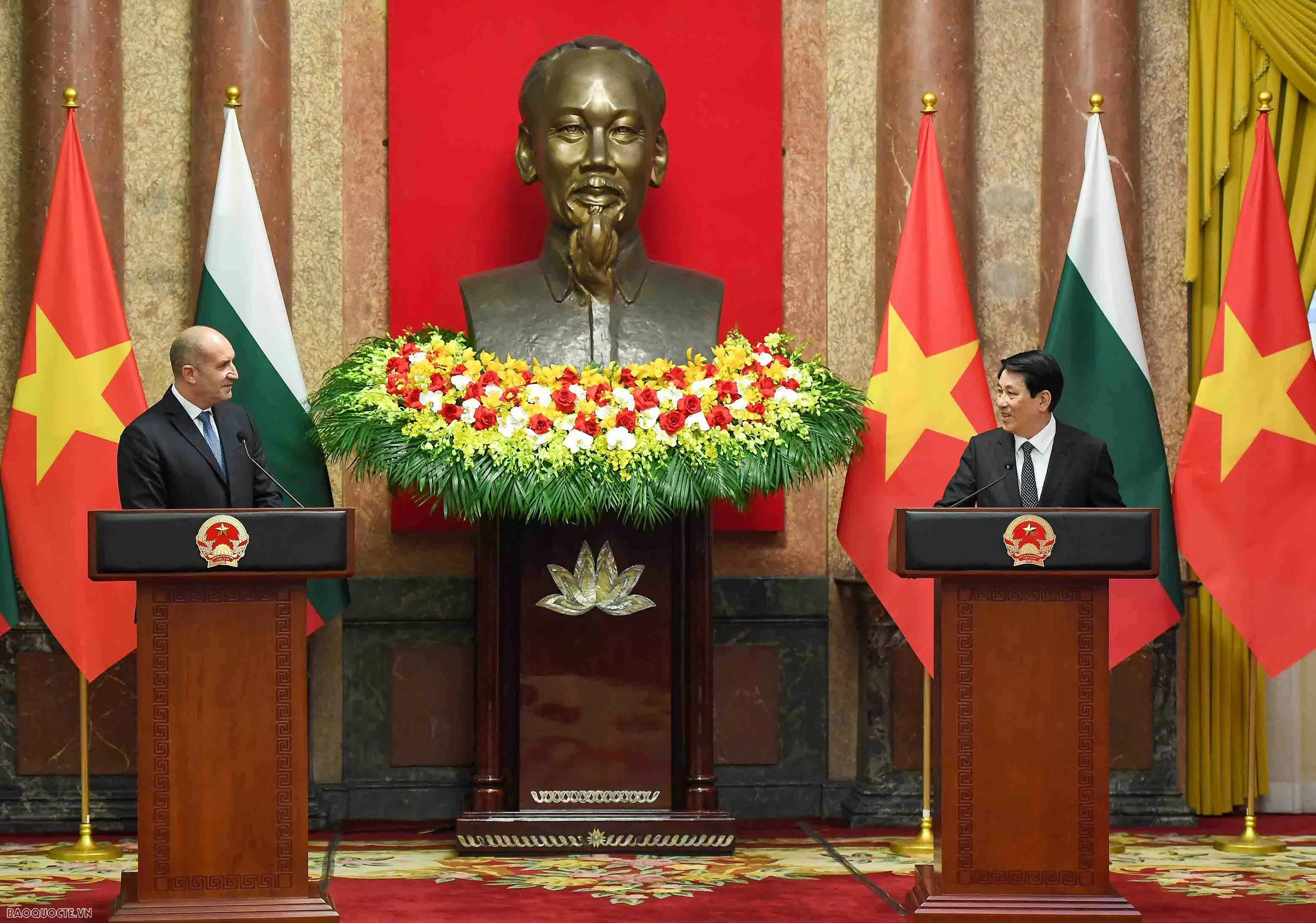 Vietnam Bulgaria Presidents hold press conference announcing measures to enhance cooperation