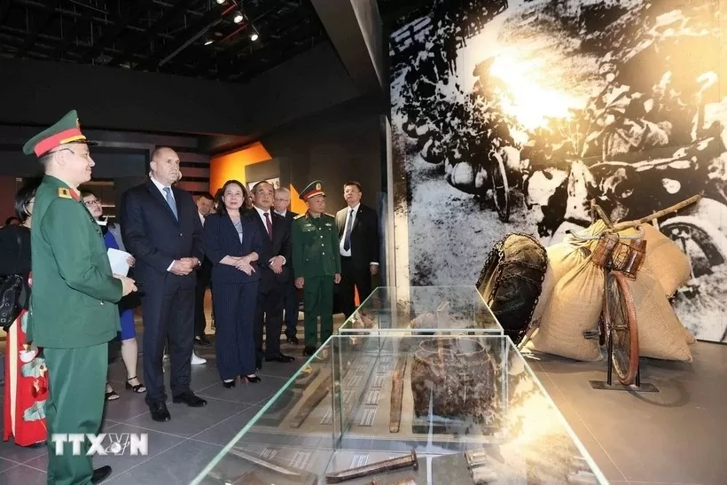 Bulgarian President Rumen Radev tours Vietnam Military History Museum