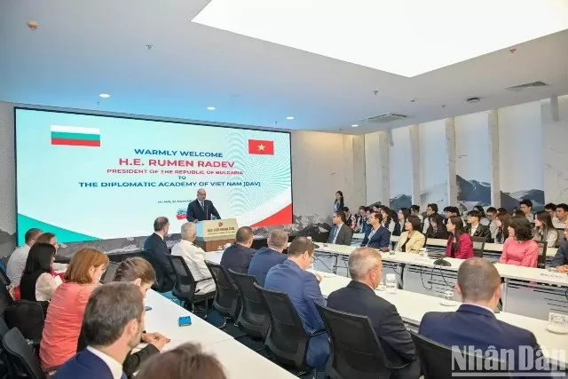 Bulgarian President Rumen Radev visits Diplomatic Academy of Vietnam