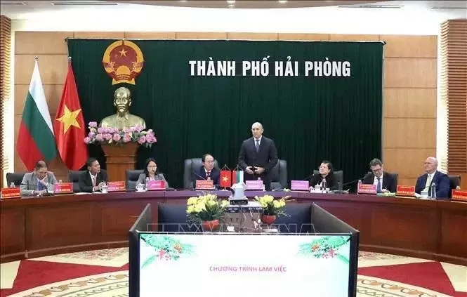 Bulgarian President Rumen Radev visits northern Hai Phong port city