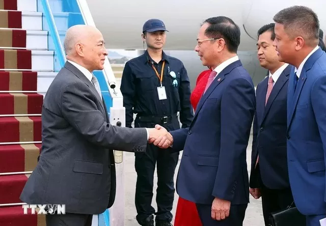 Cambodian King arrived in Hanoi, starting state visit to Vietnam