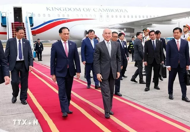 Cambodian King Norodom Sihamoni arrived in Hanoi, beginning state visit to Vietnam