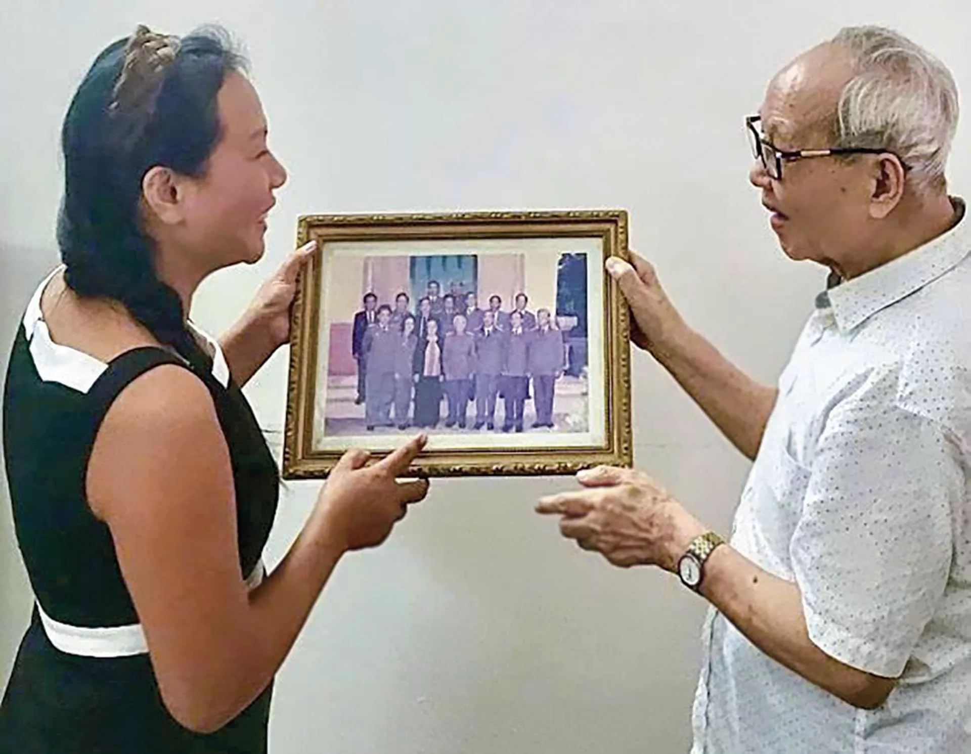 Nhà giáo ưu tú Bùi Ngưng (trái)đang ôn lại những kỷ niệm qua bức ảnh cùng phóng viên TGVN. (Ảnh: George Newman) Nhà giáo ưu tú Bùi Ngưng (trái)đang ôn lại những kỷ niệm qua bức ảnh cùng phóng viên TGVN. (Ảnh: George Newman)