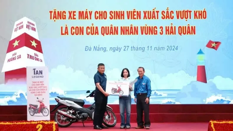 Phó Chủ tịch Cộng đồng cựu Du học sinh quốc tế (iAN) tặng xe máy cho sinh viên con của quân nhân Vùng 3 Hải quân vượt khó, xuất sắc trong học tập