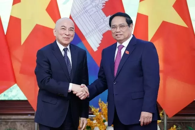 Prime Minister Pham Minh Chinh meets with Cambodian King Norodom Sihamoni in Hanoi