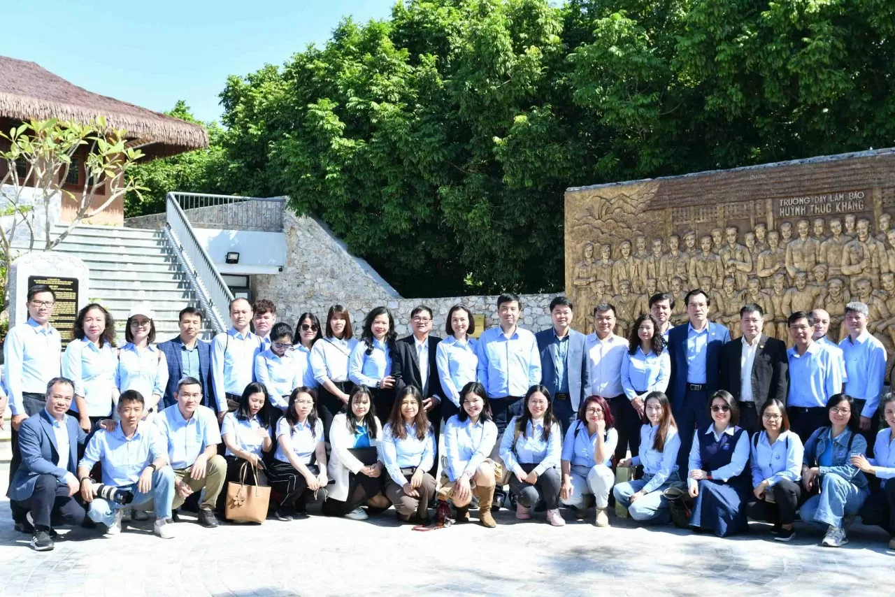 Cán bộ, phóng viên Báo Thế giới & Việt Nam và Báo Thái Nguyên tiếp tục thăm quan Di tích lịch sử Quốc gia Địa điểm Trường dạy làm báo Huỳnh Thúc Kháng. (Ảnh: Báo TGVN) Cán bộ, phóng viên Báo Thế giới & Việt Nam và Báo Thái Nguyên tiếp tục thăm quan Di tích lịch sử Quốc gia Địa điểm Trường dạy làm báo Huỳnh Thúc Kháng. (Ảnh: Báo TGVN)