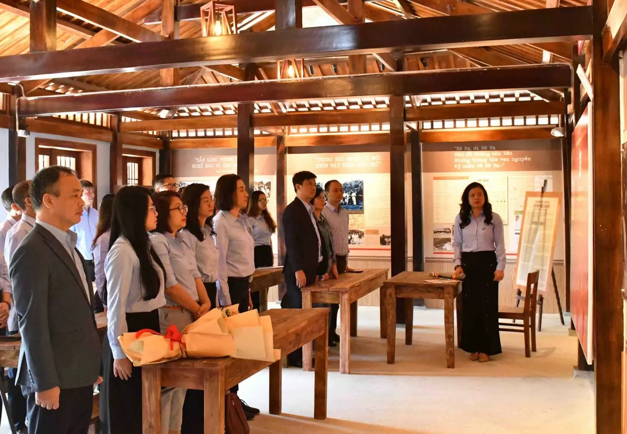 Kết nạp Đảng viên cho cán bộ ở Báo. (Ảnh: Báo TGVN) Kết nạp Đảng viên cho cán bộ ở Báo. (Ảnh: Báo TGVN)