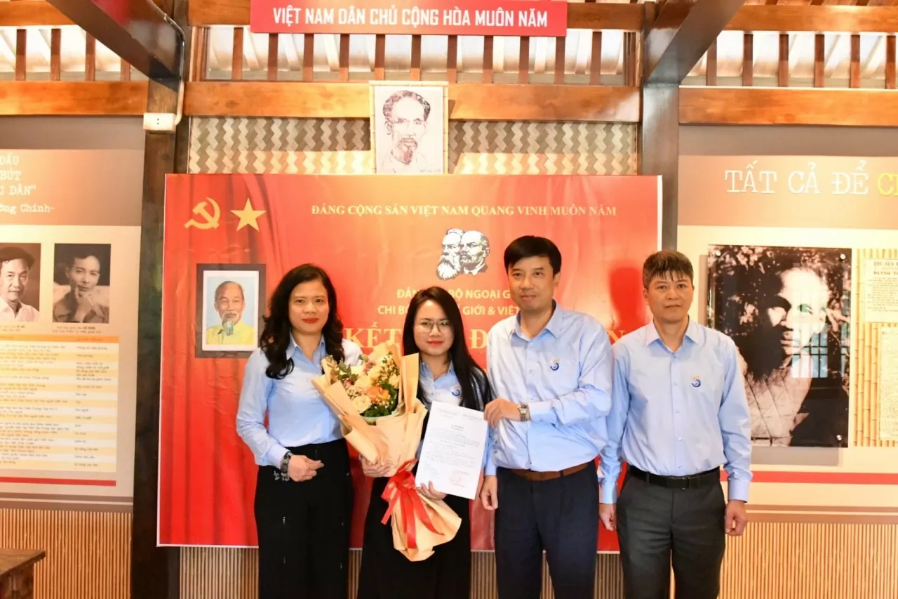 Chi bộ Báo Thế giới và Việt Nam tổ chức Lễ kết nạp Đảng cho đồng chí Nguyễn Thị Linh. (Ảnh: Báo TGVN) Chi bộ Báo Thế giới và Việt Nam tổ chức Lễ kết nạp Đảng cho đồng chí Nguyễn Thị Linh. (Ảnh: Báo TGVN)