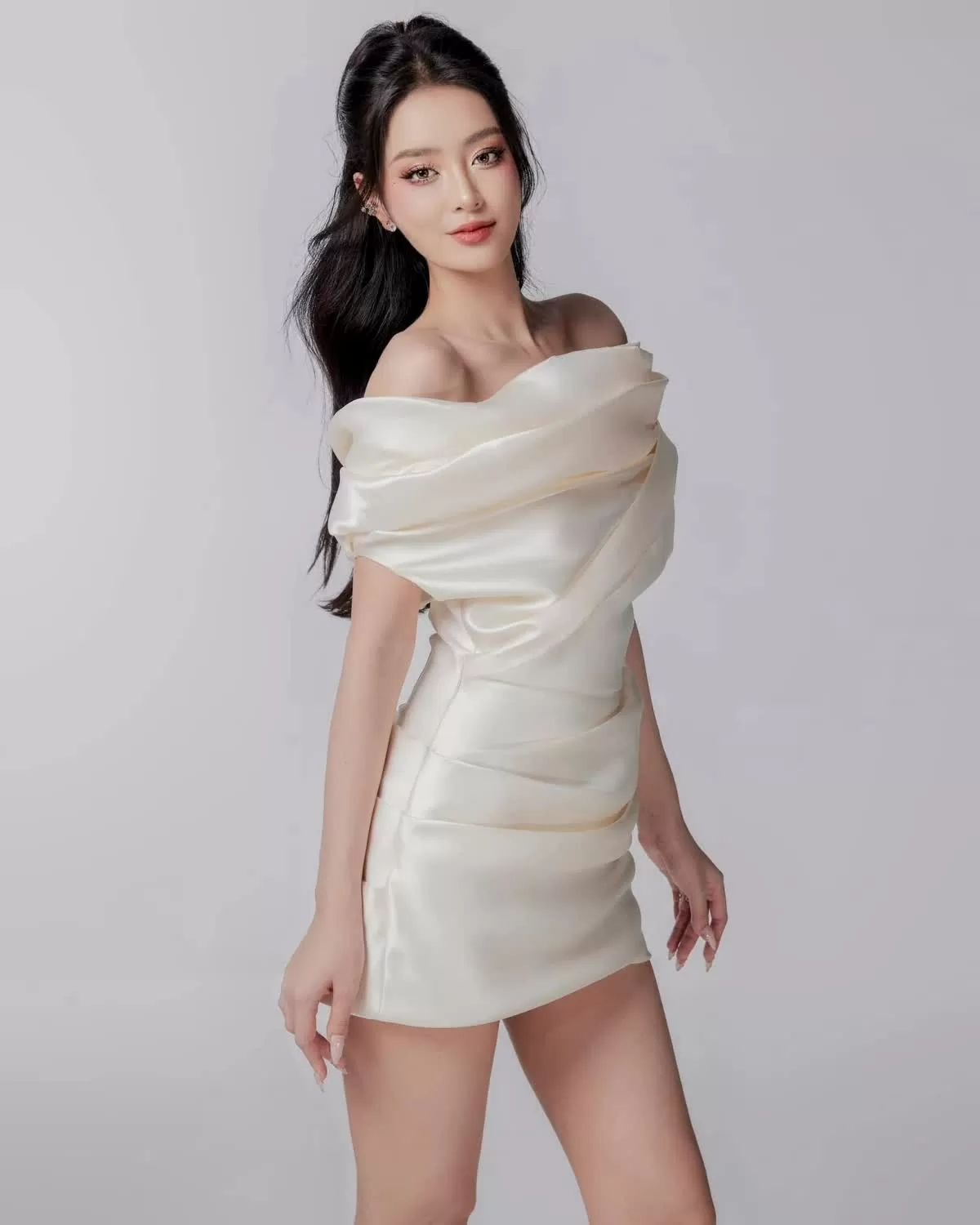 Bùi Khánh Linh diện đầm trắng tinh khôi trong bữa tiệc tối thuộc khuôn khổ Miss Intercontinental 2024. (Nguồn: Facebook)