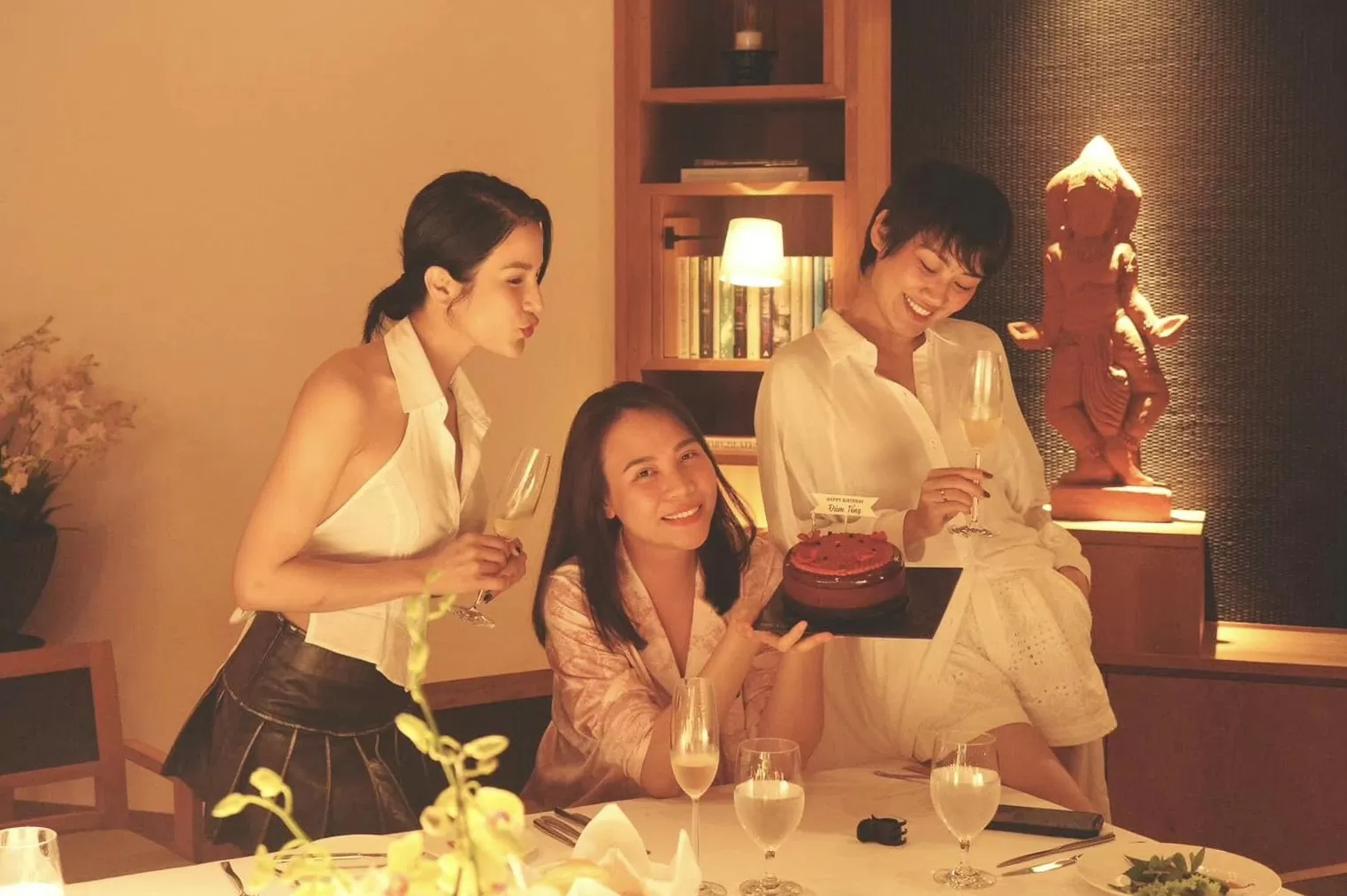 Đàm Thu Trang đón sinh nhật giản dị bên Diệp Lâm Anh, Pông Chuẩn. 'Năm nay đón sinh nhật đúng gu của cậu. Không dresscode, không makeup, không tưng bừng khói lửa. Chỉ có 3 đứa, cái bánh kem, chai rượu vang là đủ ngồi với nhau hết đêm', Diệp Lâm Anh chia sẻ về sinh nhật của bạn thân. Đàm Thu Trang đón sinh nhật giản dị bên Diệp Lâm Anh, Pông Chuẩn. 'Năm nay đón sinh nhật đúng gu của cậu. Không dresscode, không makeup, không tưng bừng khói lửa. Chỉ có 3 đứa, cái bánh kem, chai rượu vang là đủ ngồi với nhau hết đêm', Diệp Lâm Anh chia sẻ về sinh nhật của bạn thân.