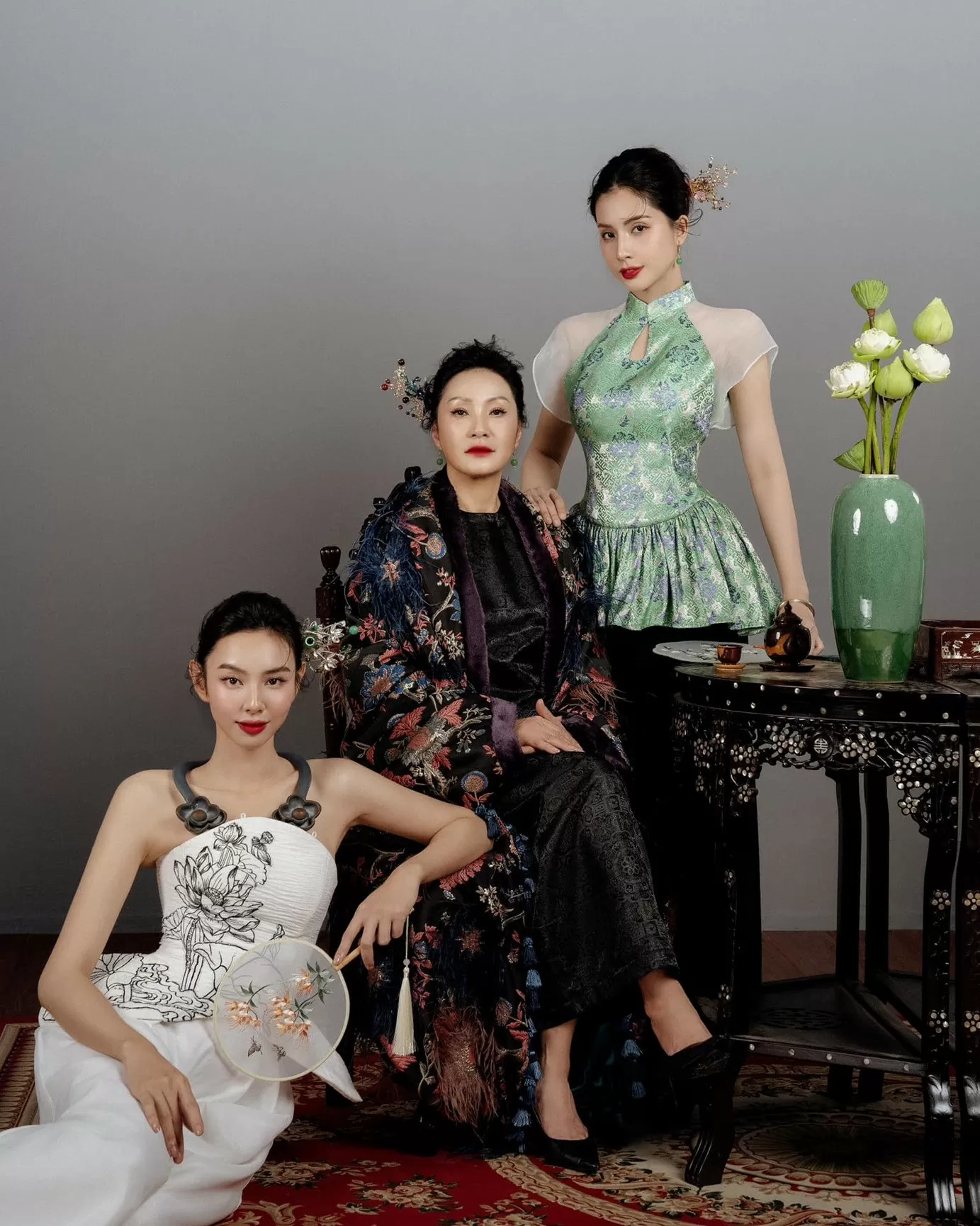 Hoa hậu Thùy Tiên khoe vẻ đẹp Á Đông bên hai diễn viên Hồng Đào, Thiên An. Gần đây, họ đóng chung phim điện ảnh kinh dị Linh miêu. Hoa hậu Thùy Tiên khoe vẻ đẹp Á Đông bên hai diễn viên Hồng Đào, Thiên An. Gần đây, họ đóng chung phim điện ảnh kinh dị Linh miêu.