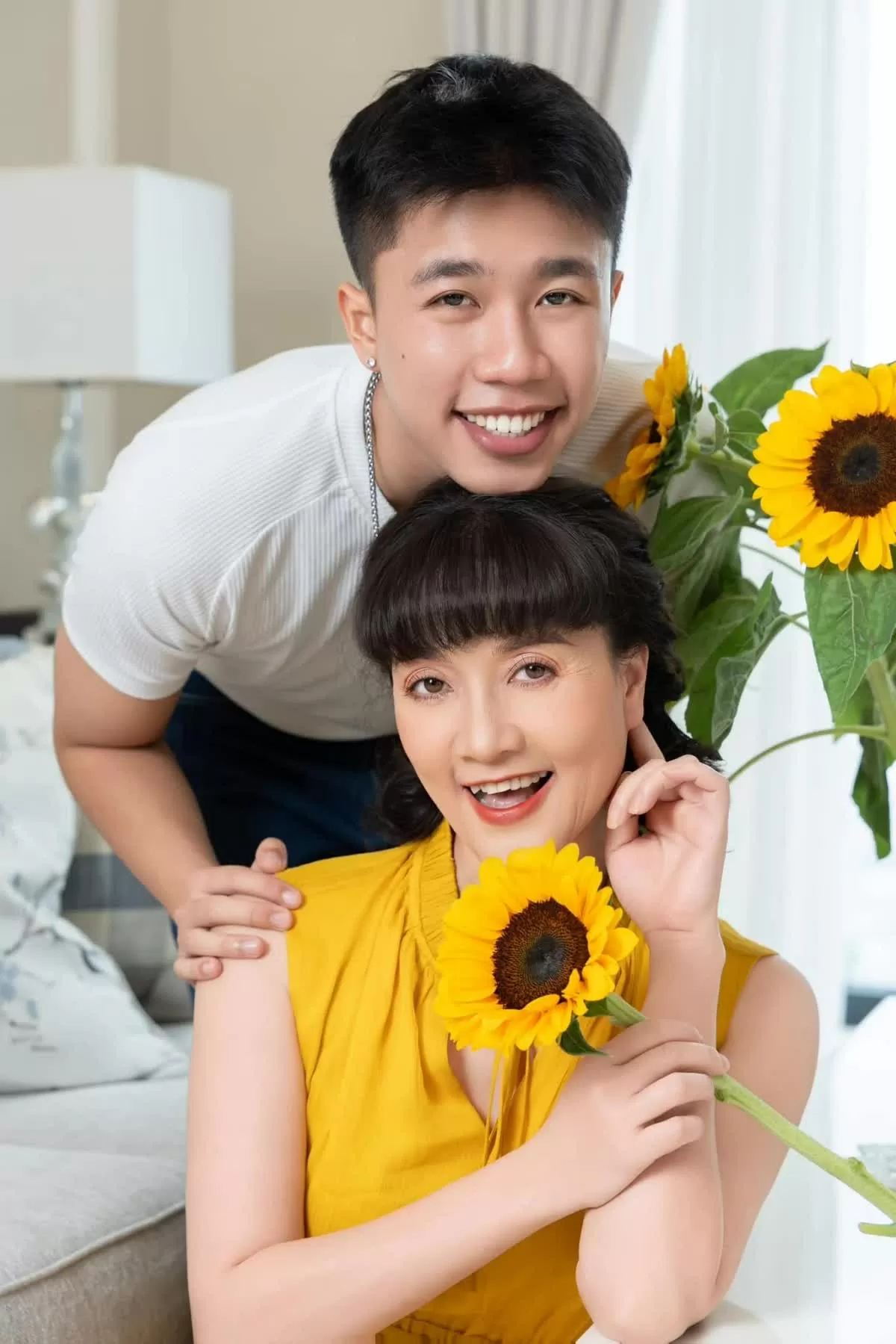 Nghệ sĩ Vân Dung đăng ảnh chúc mừng sinh nhật con trai Long Vũ, gọi con trai là Sao Việt: BTV Hoài Anh khoe dáng cực 'ngầu', hoa hậu Kỳ Duyên rạng rỡ, Đàm Thu Trang đón sinh nhật giản dị