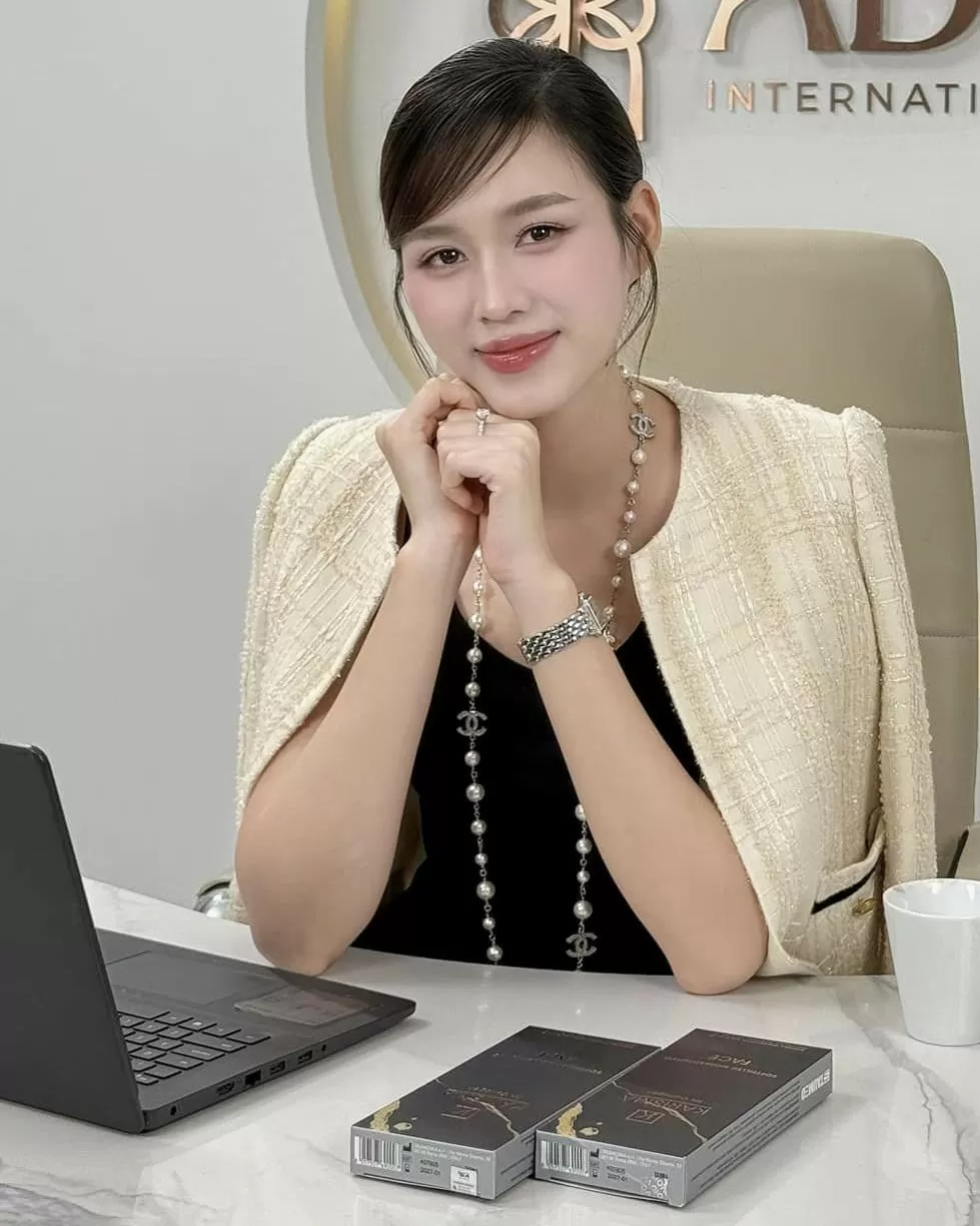 Hoa hậu Đỗ Thị Hà ra dáng nữ doanh nhân với bộ trang phục sang trọng khi đi làm. Hoa hậu Đỗ Thị Hà ra dáng nữ doanh nhân với bộ trang phục sang trọng khi đi làm.