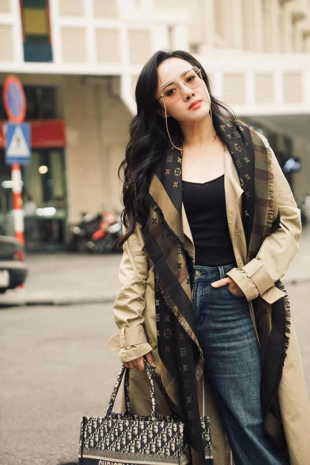 BTV Hoài Anh diện đồ hàng hiệu, toát lên vẻ thời thượng và hơi Sao Việt: BTV Hoài Anh khoe dáng cực 'ngầu', hoa hậu Kỳ Duyên rạng rỡ, Đàm Thu Trang đón sinh nhật giản dị
