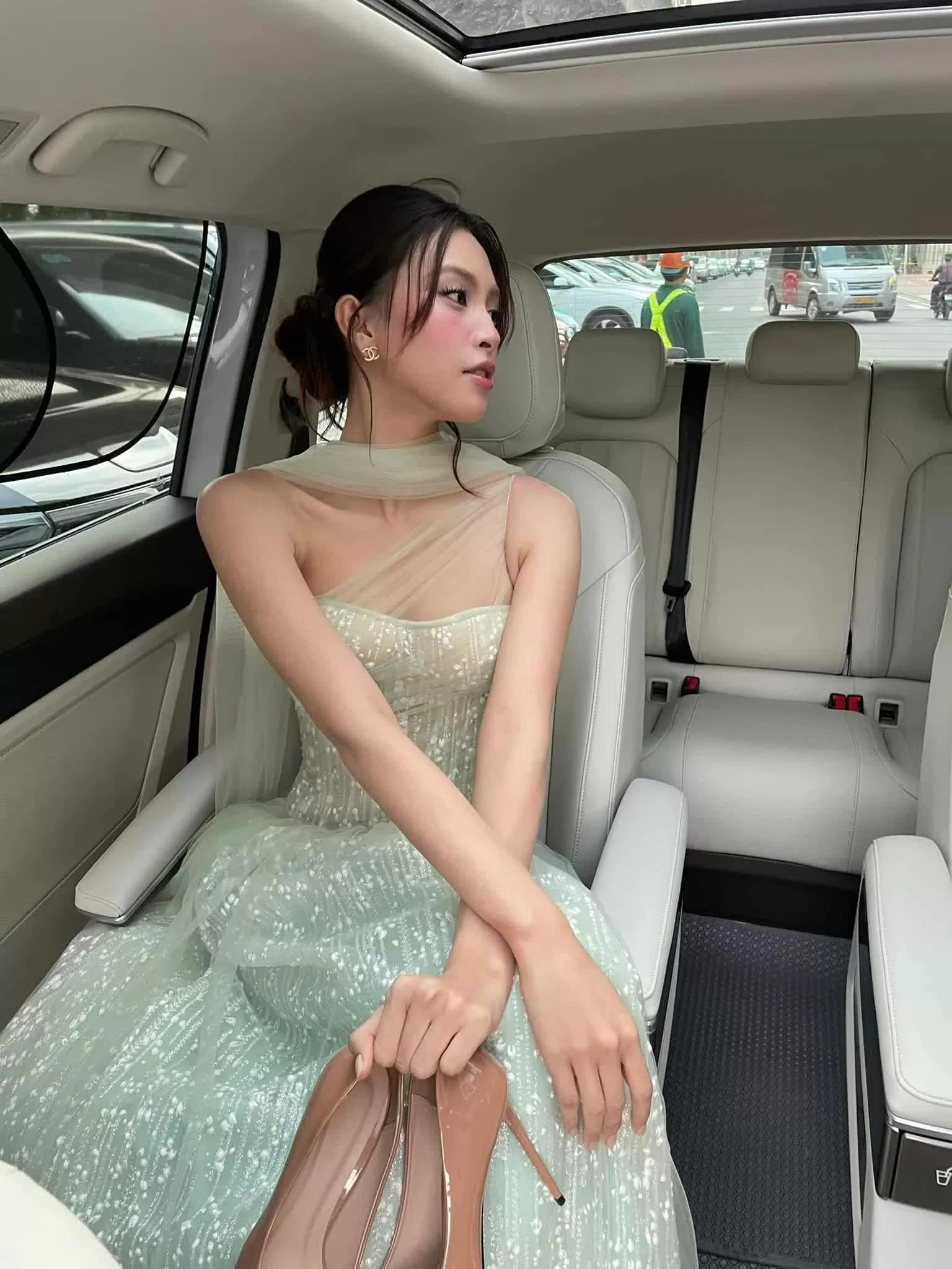 oa hậu Tiểu Vy rất xinh đẹp dù là ảnh chụp vội trên xe hơi. oa hậu Tiểu Vy rất xinh đẹp dù là ảnh chụp vội trên xe hơi.