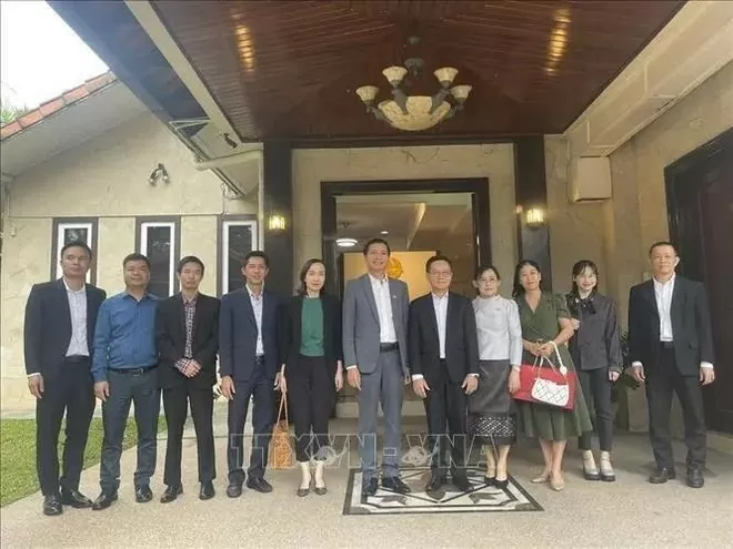 Vietnamese Ambassador to Malaysia Dinh Ngoc Linh (middle) and the delegation take a group photo with officials of the Lao Embassy in Malaysia. (Photo: VNA)