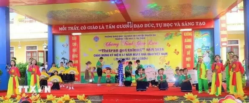 Students of Thach Ha Town 1 Primary School in the central province of Ha Tinh perform Vi-Giam folk songs at a celebration of Vietnamese Teachers' Day (November 20). (Photo: VNA)