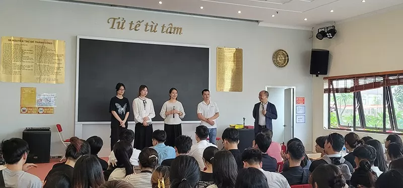 CEO Vũ Đức Sỹ truyền cảm hứng cho các bạn sinh viên Đại học Kinh tế Quốc dân trong một buổi chia sẻ.