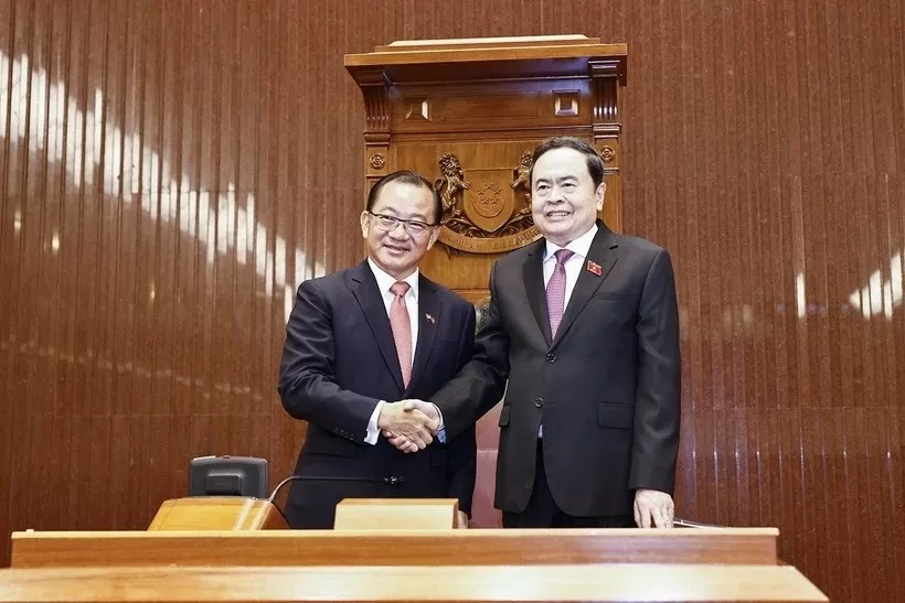 NA Chairman Tran Thanh Man holds talks with Singaporean top legislator