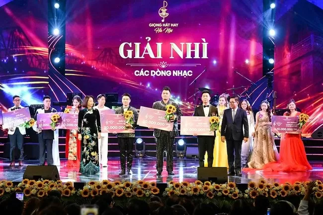 Mai Nguyễn Anh giành giải Á quân và Ca sĩ được khán giả yêu thích nhất.