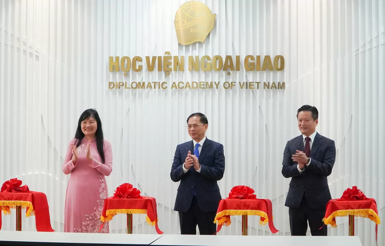 Phó Thủ tướng, Bộ trưởng Ngoại giao Bùi Thanh Sơn và lãnh đạo Học viện Ngoại giao khai trương phòng truyền thống của trường. (Nguồn: Học viện Ngoại giao)