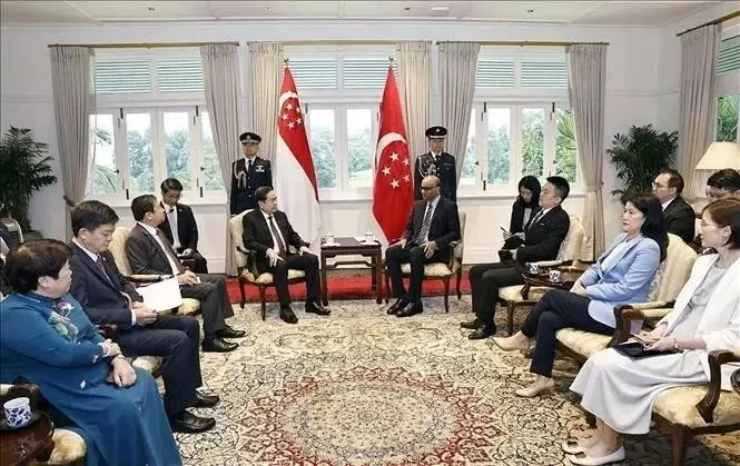 NA Chairman Tran Thanh Man meets with Singaporean President