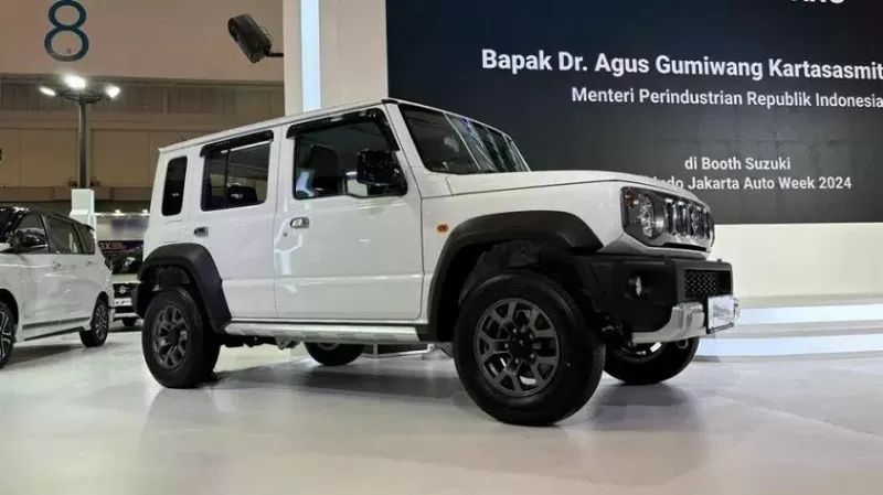 Cận cảnh Suzuki Jimny White Rhino Edition bản giới hạn ra mắt tại Indonesia Cận cảnh Suzuki Jimny White Rhino Edition bản giới hạn ra mắt tại Indonesia