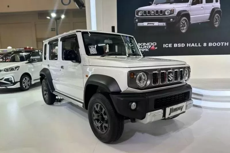 Cận cảnh Suzuki Jimny White Rhino Edition bản giới hạn ra mắt tại Indonesia Cận cảnh Suzuki Jimny White Rhino Edition bản giới hạn ra mắt tại Indonesia