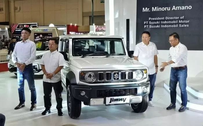 Cận cảnh Suzuki Jimny White Rhino Edition bản giới hạn ra mắt tại Indonesia Cận cảnh Suzuki Jimny White Rhino Edition bản giới hạn ra mắt tại Indonesia