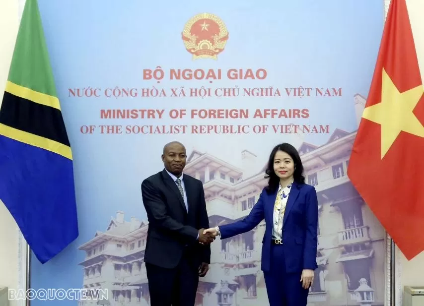 Deputy PM, Foreign Minister Bui Thanh Son receives Tanzanian Deputy Foreign Minister